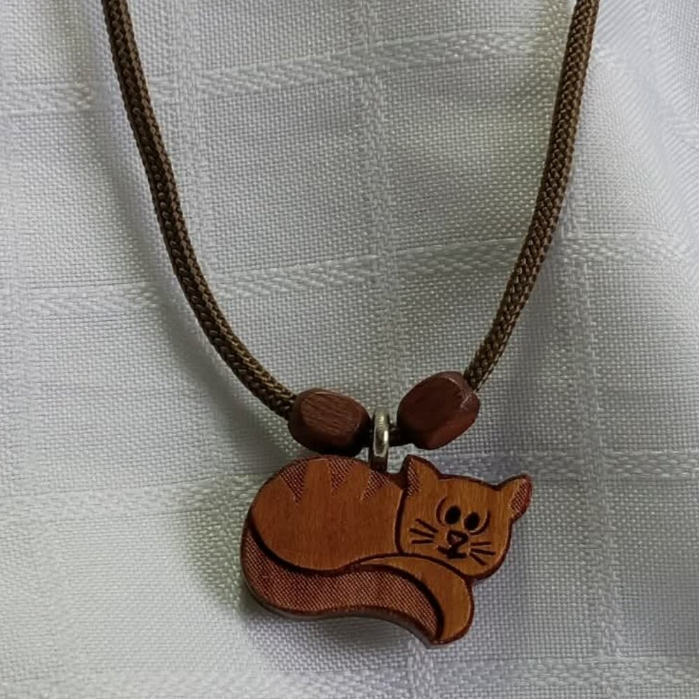 Cute little necklace used to help with teething pain with a cat wood pendant NEW